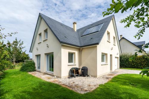 een wit huis met een zwart dak bij Beautiful house in Trouville-sur-Mer in Trouville-sur-Mer