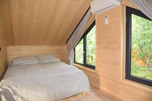 Garbicz Barns domki całoroczneにあるベッド