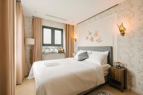 Un pat sau paturi într-o cameră la T Place Luxury Apartment Hoan Kiem Lake by SSens Homes