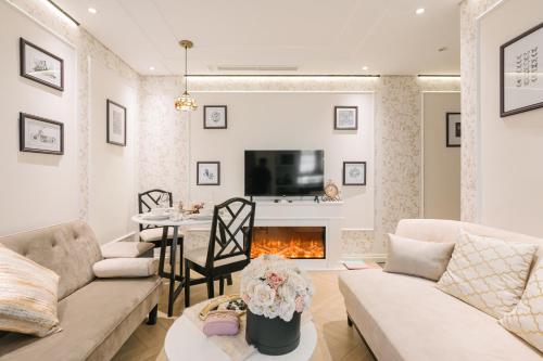 O zonă de relaxare la T Place Luxury Apartment Hoan Kiem Lake by SSens Homes