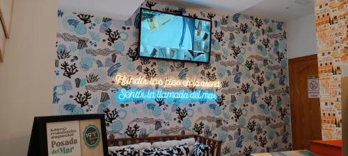 a room with a wall with a television on it at APARTAMENTOS Posada Del Mar in Los Mártires
