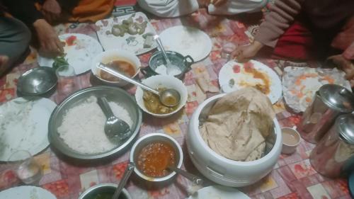 een tafel vol vuile vaat met lepels bij Summer and winter homestay Turtuk Youl in Turtok