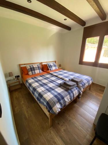 1 dormitorio con 1 cama en una habitación con ventana en Casa Climent en Aviá