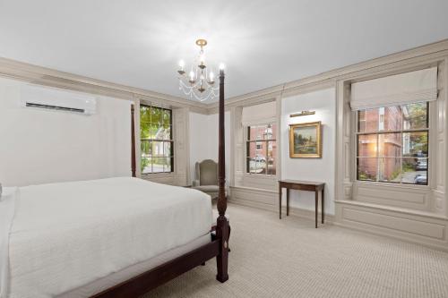 樸茨茅斯的住宿－The Davenport Inn，卧室配有床、桌子和窗户。