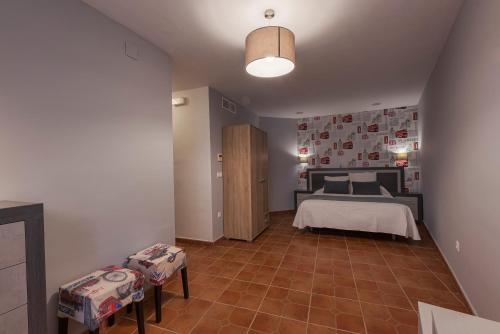 a bedroom with a bed and a table in it at Hostal EL GRIEL NO DISPONEMOS DE RECEPCIÓN FÍSICA in Hervás