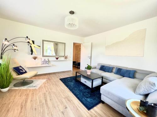 ein Wohnzimmer mit einem Sofa und einem Tisch in der Unterkunft SEE-Residenz ST. ANNA - mit exklusivem Seezugang in Maria Wörth