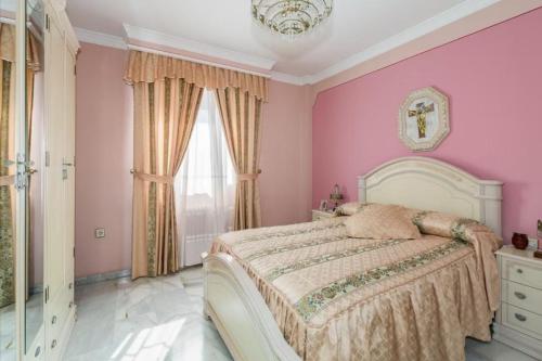 een roze slaapkamer met een bed en een raam bij Ludesa - Modern Accommodation in Palma de Mallorca
