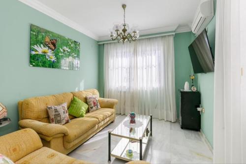 - un salon avec un canapé et une table dans l'établissement Ludesa - Modern Accommodation, à Palma de Majorque