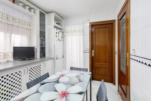 een woonkamer met een stoel met bloemen erop bij Ludesa - Modern Accommodation in Palma de Mallorca