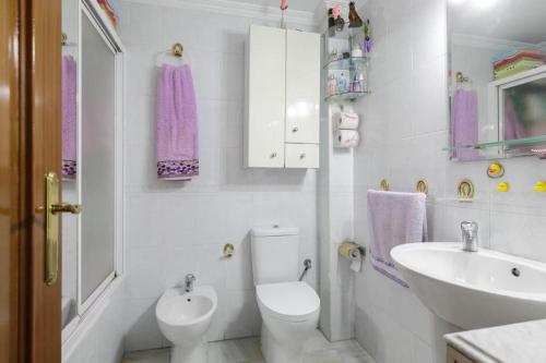 La salle de bains blanche est pourvue de toilettes et d'un lavabo. dans l'établissement Ludesa - Modern Accommodation, à Palma de Majorque