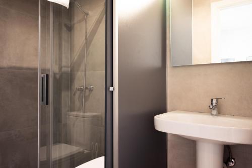 a bathroom with a shower and a sink at CASIVERDE APARTAMENTO in Córdoba