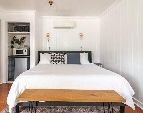una camera da letto con un grande letto e un tavolo in legno di Downtown Studio 2 at Beer Ranch Project Inn a Wimberley