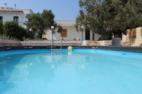 una gran piscina azul con un juguete. en Trullo Fiorino, en Cisternino