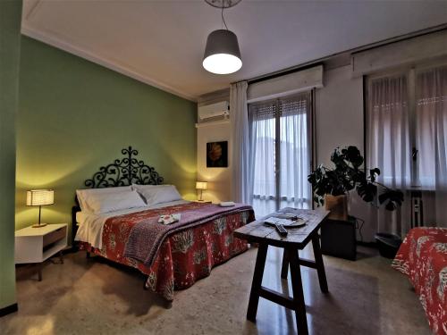 um quarto com uma cama grande e uma mesa em B&B Ospedale Maggiore Parma affittacamere em Parma