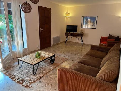 - un salon avec un canapé et une table basse dans l'établissement Casa Mela, à Bastelicaccia