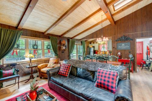 Ruang duduk di 1 Mi to Gouldsboro State Park Cabin with Deck!