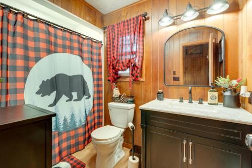 Ένα μπάνιο στο 1 Mi to Gouldsboro State Park Cabin with Deck!