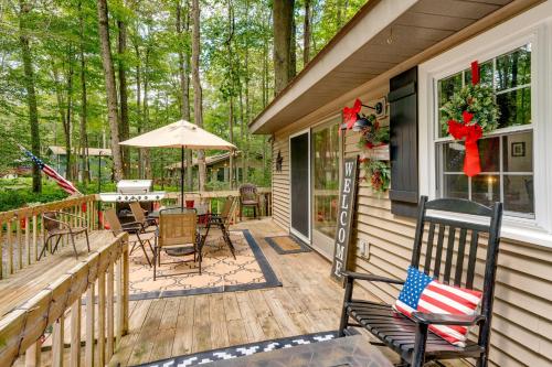 Balkoni atau teres di 1 Mi to Gouldsboro State Park Cabin with Deck!