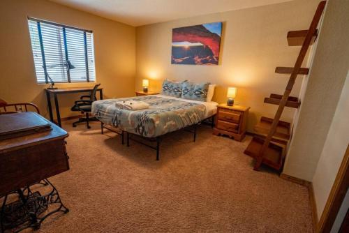 Ένα ή περισσότερα κρεβάτια σε δωμάτιο στο Bear Creek Lodge - Spa - Fire Table - 3min to Trails