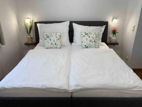 Un pat sau paturi într-o cameră la Wohnen im Grünen