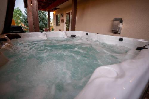 Φωτογραφία από το άλμπουμ του Bear Creek Lodge - Spa - Fire Table - 3min to Trails σε Κολοράντο Σπρινγκς