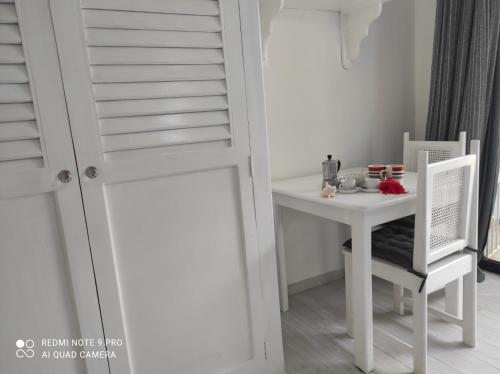Pokój ze stołem, drzwiami, stołem i krzesłem w obiekcie Villa Preciosa w mieście Bayahibe