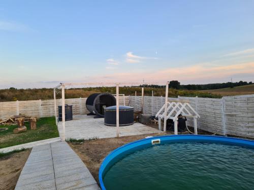un patio trasero con piscina y bañera de hidromasaje en WHY IŁAWA - WILLE z basenem NAD JEZIOREM en Iława