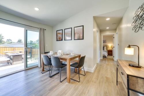 Area soggiorno di Modern Del Rey Oaks Retreat 2 Mi to Monterey Bay!