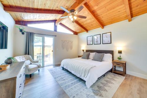 Schlafzimmer mit einem Bett und einem Deckenventilator in der Unterkunft Modern Del Rey Oaks Retreat 2 Mi to Monterey Bay! in Del Rey Oaks