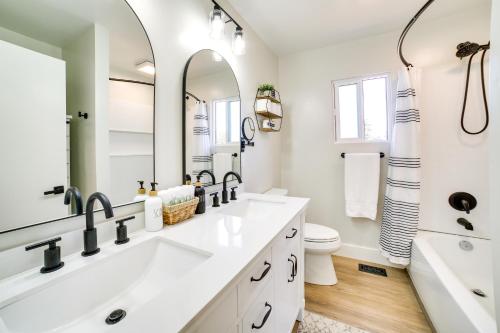 biała łazienka z umywalką, wanną i toaletą w obiekcie Modern Del Rey Oaks Retreat 2 Mi to Monterey Bay! w mieście Del Rey Oaks