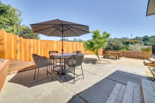 Patio o area all'aperto di Modern Del Rey Oaks Retreat 2 Mi to Monterey Bay!