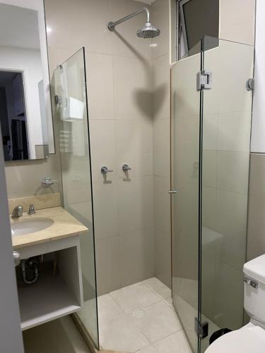 y baño con ducha y lavamanos. en Apartamento Cartagena Morros Epic 23, en Cartagena de Indias