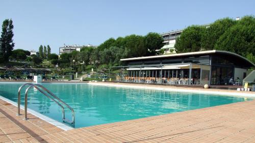 una gran piscina frente a un edificio en T1 Marina Park Vista Mar, en Lagos