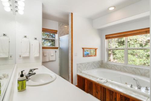 La salle de bains est pourvue d'une baignoire et d'un lavabo. dans l'établissement Granada, à Pagosa Springs