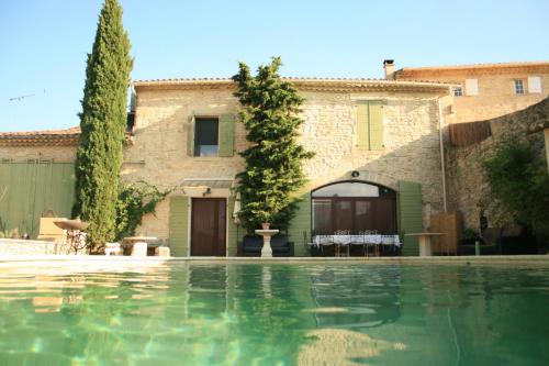 une maison avec piscine devant un immeuble dans l'établissement L'intemporelle, à Saint Dionizy