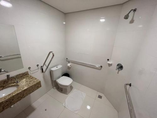 La salle de bains est pourvue de toilettes et d'un lavabo. dans l'établissement Hotel Gold Ville, à Siqueira Campos