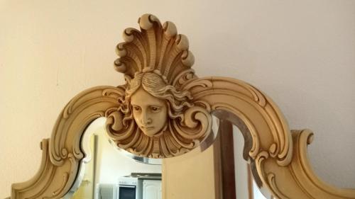 a mirror with a statue of a face on it at Ubytovani Sarka in Čistá