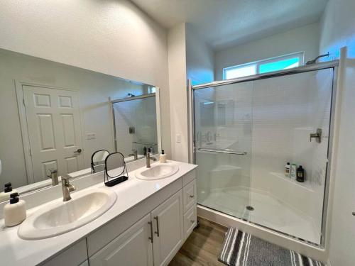 Ένα μπάνιο στο Modern Lux Home Near Disneyland And In The Heart Of OC!