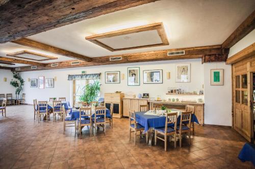 ein Esszimmer mit blauen Tischen und Stühlen in der Unterkunft Landgasthof Sepplwirt in Kindberg