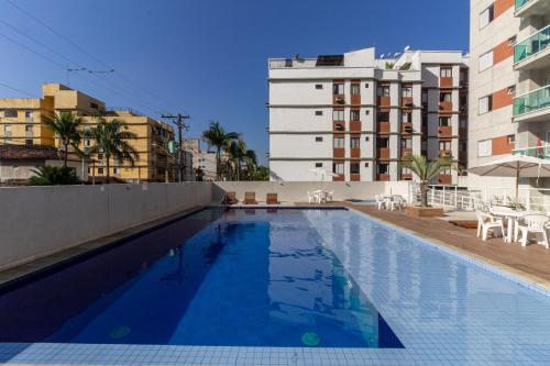 una piscina en la azotea de un edificio en Temporada do seu jeito - Apes na Enseada, en Guarujá