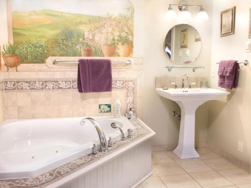 EJ Bowman House Bed & Breakfast في لانكستر: حمام مع حوض ومغسلة