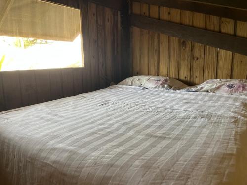 Ένα ή περισσότερα κρεβάτια σε δωμάτιο στο Loft romântico pé na areia