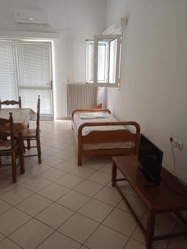 een kamer met twee bedden en een tafel en een tafel sidx sidx sidx bij Maria's house in Preveza