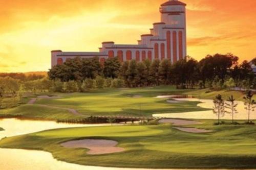 eine Darstellung eines Golfplatzes mit einem Gebäude im Hintergrund in der Unterkunft Contactless Entry Casino's/ Plants Workers in Lake Charles
