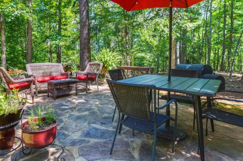 Ein Garten an der Unterkunft Dog-Friendly Dahlonega Home with Private Fire Pit!