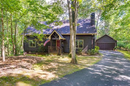 ein Haus im Wald mit Auffahrt in der Unterkunft Dog-Friendly Dahlonega Home with Private Fire Pit! in Dahlonega
