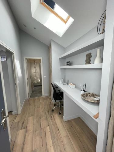 a home office with a desk and a chair at Apartment 5 confort&modern in Arad