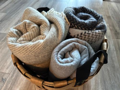 garść ręczników w koszu na drewnianej podłodze w obiekcie Cosy lakeview cabin 45 minutes from Reykjavik w mieście Mosfellsbær