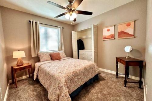Cama o camas de una habitación en Mesa Oasis Private Pool Spacious! 10+ guests 7 Beds New, Great Location!