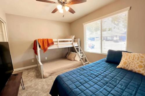 ein Schlafzimmer mit einem Etagenbett und einem Deckenventilator in der Unterkunft Mesa Oasis Private Pool Spacious! 10+ guests 7 Beds New, Great Location! in Mesa